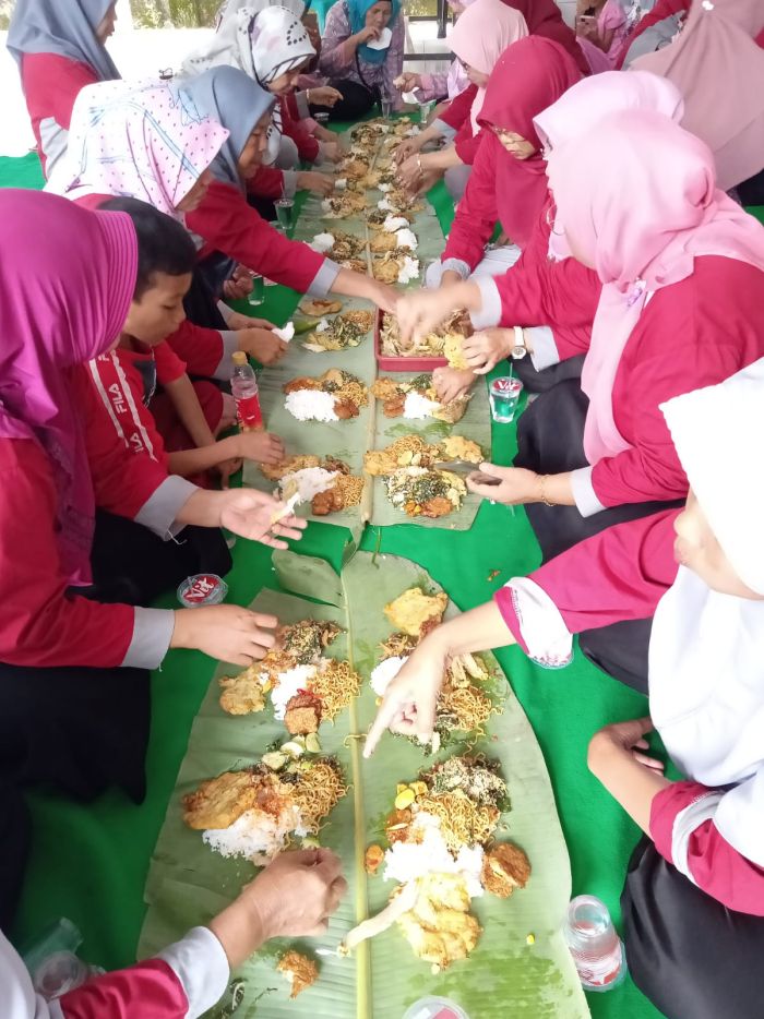 PERTEMUAN DAN MAKAN BERSAMA KADER KESEHATAN DESA  ROWOKELE 01