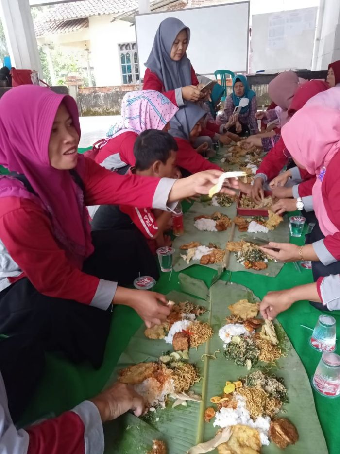 PERTEMUAN DAN MAKAN BERSAMA KADER KESEHATAN DESA  ROWOKELE 02