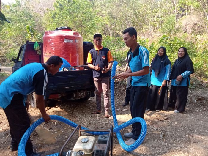 BANTUAN AIR BERSIH DARI PEMDES ROWOKELE 01