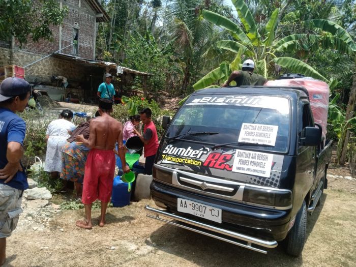 BANTUAN AIR BERSIH DARI PEMDES ROWOKELE 02